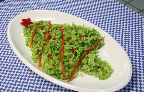  Salada decorada em formato de &aacute;rvore de natal (Imagem: Rafaela Leal /G1 PI )