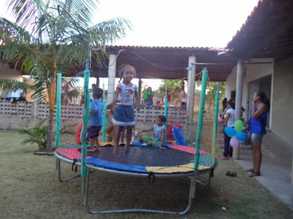 Crian&ccedil;as a Brinquedoteca Senhora Santana participam de tarde de a&ccedil;&atilde;o social.(Imagem:FlorianoNews)