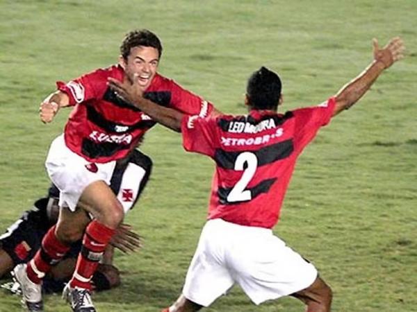 Juan e L&eacute;o Moura comemoram um gol pelo Flamengo em 2006.(Imagem: Reprodu&ccedil;&atilde;o)