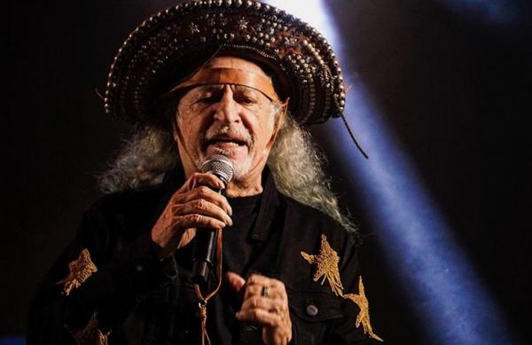 Alceu Valença brinda público com sucessos e celebra a música nordestina