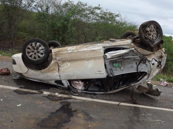 Ve&iacute;culo com quatro pessoas da mesma fam&iacute;lia vinha do estado do Par&aacute;.(Imagem:Franciel Feitosa/Ojacu.com)