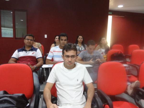 Floriano sedia F&oacute;rum de sensibiliza&ccedil;&atilde;o do uso de &aacute;lcool e outras drogas.(Imagem:FlorianoNews)