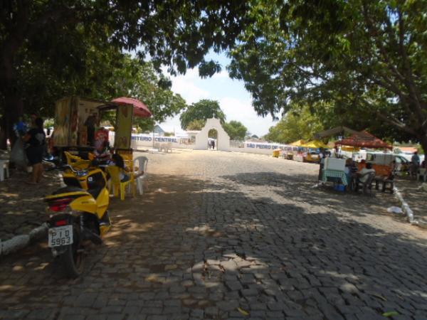 Movimento intenso em cemitérios marca Dia de Finados em Floriano