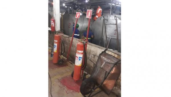 Após quase três horas de resgate, bombeiros retiram homem preso em tanque de fábrica