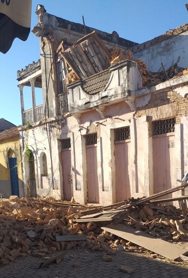 Casarão libanês histórico desaba na Rua São Pedro em Floriano