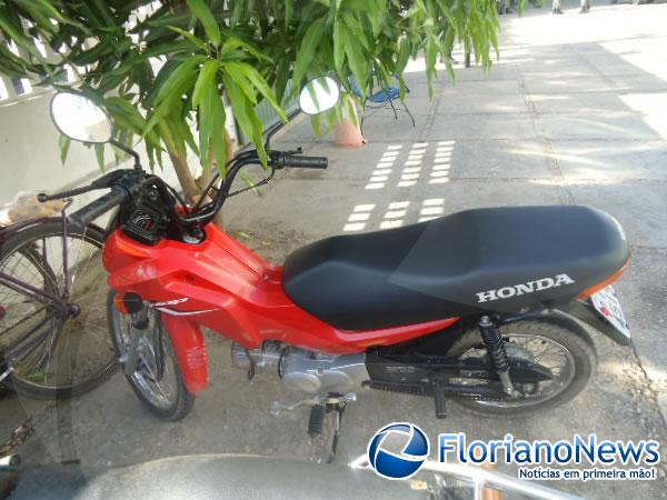 Pol&iacute;cia recupera motocicleta roubada em Floriano(Imagem:FlorianoNews)