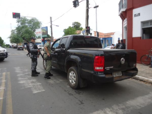 Polícia Militar efetua condução de suspeito durante Operação Carnaval em Floriano.(Imagem:FlorianoNews)