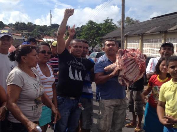 Feirantes fazem protesto para impedir fechamento de mercado em Teresina