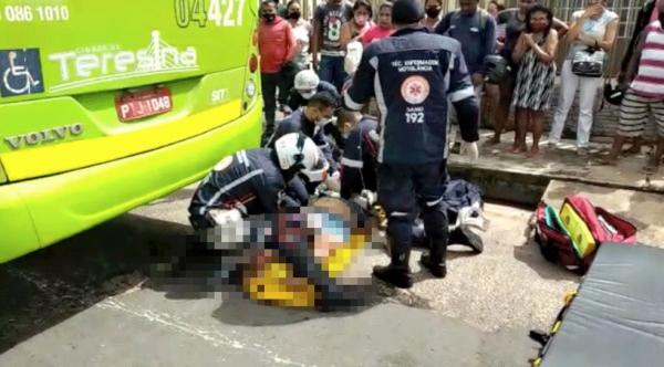 Mulher teve perna esmagada ap&oacute;s descer de &ocirc;nibus em Teresina.(Imagem: Gustavo Cavalcante/TV Clube)