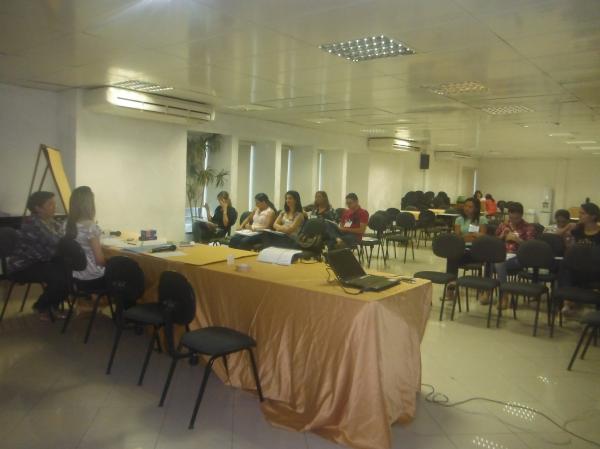 Floriano sedia curso de capacita&ccedil;&atilde;o em sala de vacina.(Imagem:FlorianoNews)