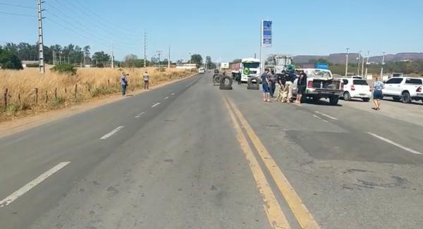 Caminhoneiros fazem protesto sem bloqueios na BR-135 em Bom Jesus, Sul do Piauí