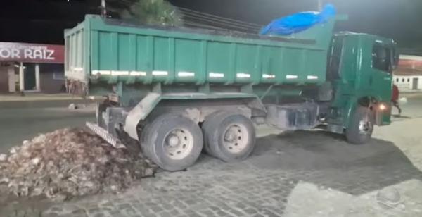 Galinhas ficam espalhadas na Avenida Calisto Lobo após caírem de caminhão em Floriano