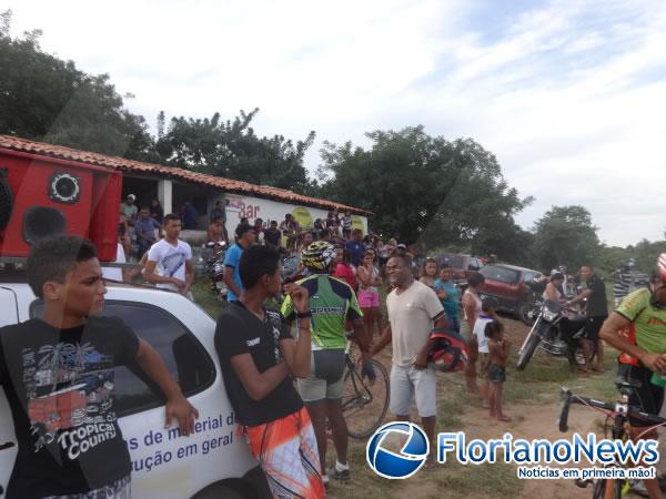 Corrida Ciclista e festa dan&ccedil;ante animaram localidade Pequi.(Imagem:FlorianoNews)