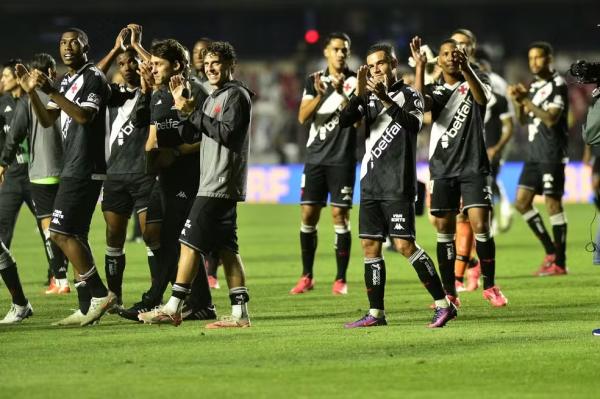 Análise: Vasco vive dia histórico, atropela o Santos e se enche de moral para espantar má fase