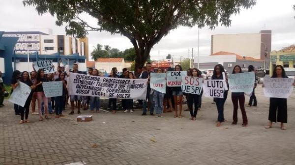 Acadêmicos da UESPI de Floriano realizam manifestação em busca de melhorias