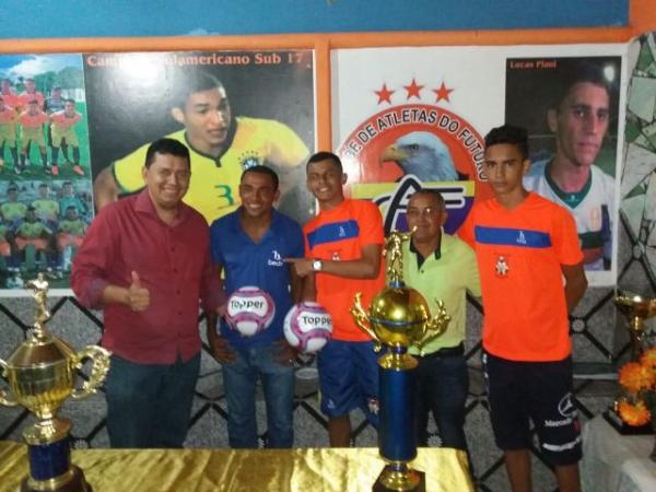 Idaléscio Nogueira faz entrega de bolas à escolinha de futebol Atletas do Futuro