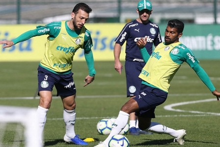 Palmeiras concentra atletas e treina em dois períodos para manter nível após folga