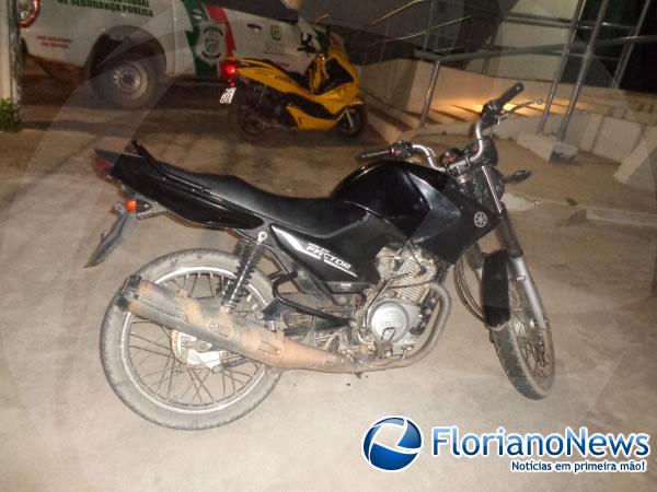 Pol&iacute;cia Militar recupera motocicleta roubada no Mercado Central e prende suspeito.(Imagem:FlorianoNews)
