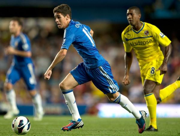 Cech falha feio, mas Chelsea vence de virada com participação de Oscar