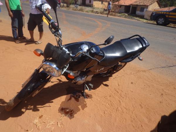 Acidente com duas motos deixa motociclistas feridos