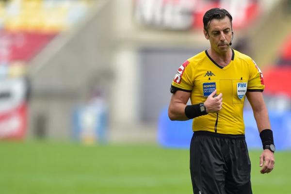  Raphael Claus ser&aacute; um dos &aacute;rbitros brasileiros na Copa.(Imagem:THIAGO RIBEIRO/AGIF - AG&Ecirc;NCIA DE FOTOGRAFIA/ESTAD&Atilde;)