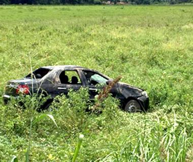 Motorista capota carro ao ser perseguido por bandidos na capital