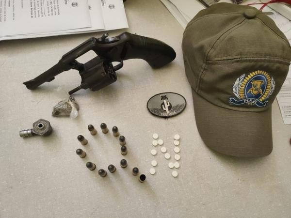 Homens s&atilde;o presos com mais de 30 animais furtados, drogas e arma no Piau&iacute;.(Imagem: Pol&iacute;cia Militar/ Divulga&ccedil;&atilde;o)