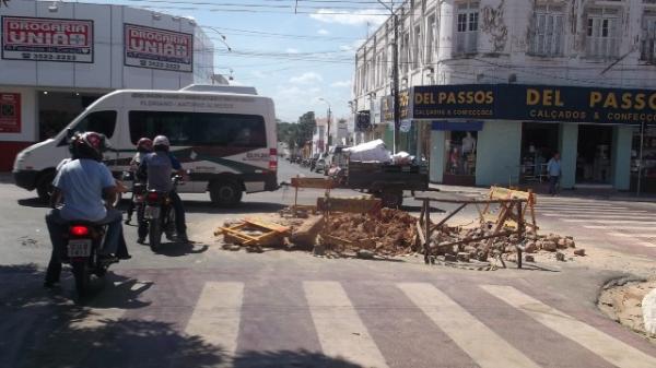Buraco na Avenida Getúlio Vargas causa transtornos a motoristas