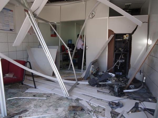 Bandidos explodiram o caixa eletr&ocirc;nico de ag&ecirc;ncia em Alto Long&aacute;.(Imagem:Gabriel Bila)