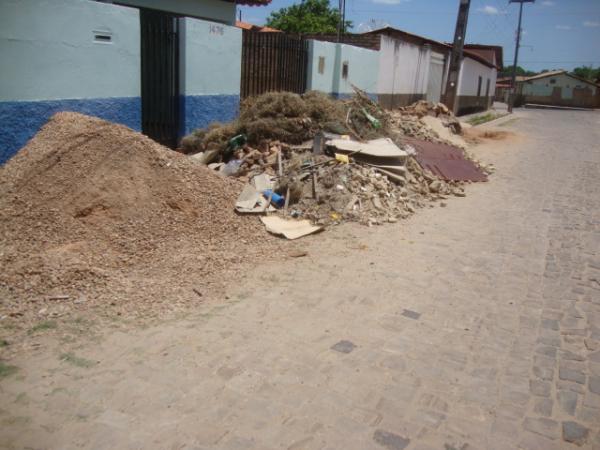 Lixo nas ruas e cal&ccedil;adas de Floriano(Imagem:reda&ccedil;ao)