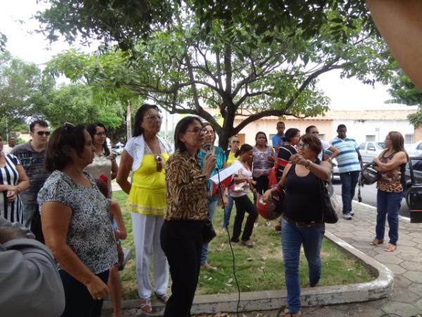Professores da rede municipal reivindicam pagamento dos sal&aacute;rios atrasados.(Imagem:FlorianoNews)