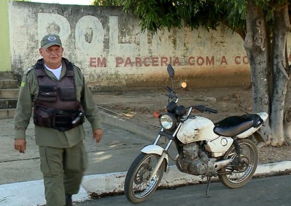 Ap&oacute;s a viatura ser levada, apenas a moto ficou dispon&iacute;vel para o uso da Pol&iacute;cia Militar em Barro Duro.(Imagem:Reprodu&ccedil;&atilde;o/TV Clube)