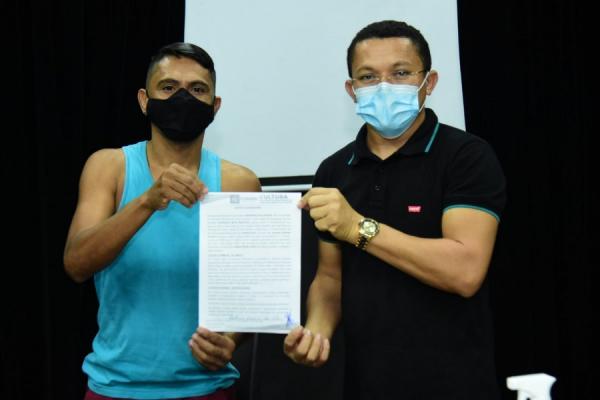 Cultura realiza assinatura de contratos dos convocados da banda de música de Floriano