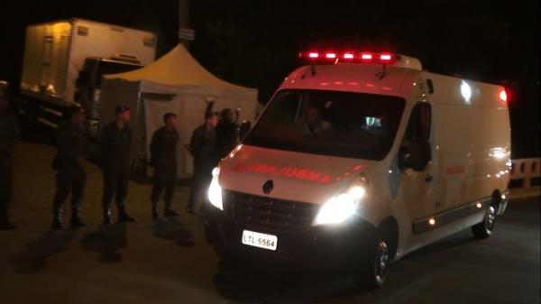Com Neymar em ambulância, Seleção volta à Granja Comary após vitória