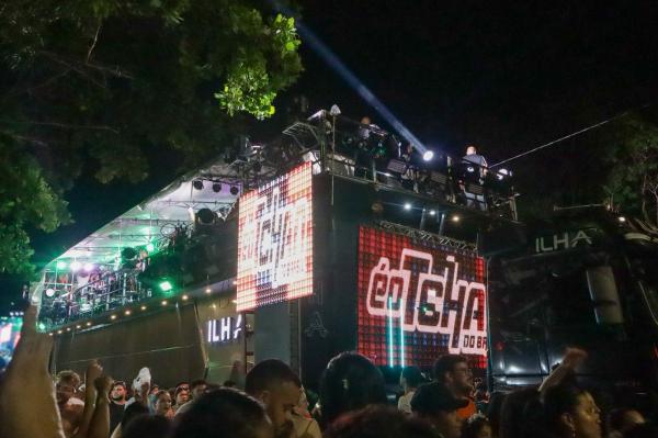 É o Tchan comanda folia e arrasta multidão no encerramento das prévias do Carnaval