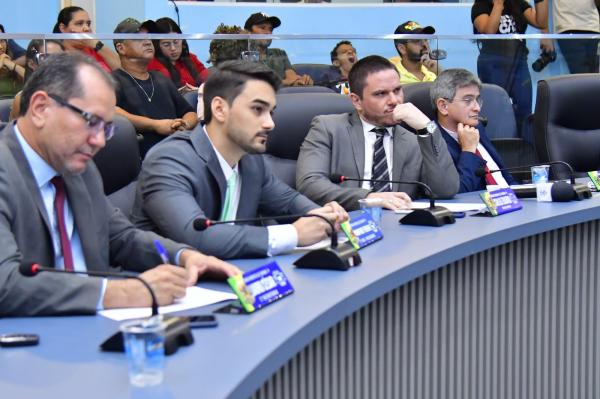 Parlamentares de Floriano abrem segundo ciclo de sessões do mês de maio