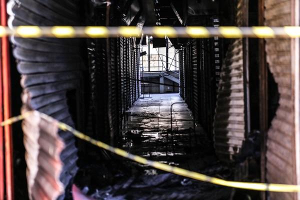 Permissionários continuam em áreas improvisadas um mês após incêndio no Shopping da Cidade