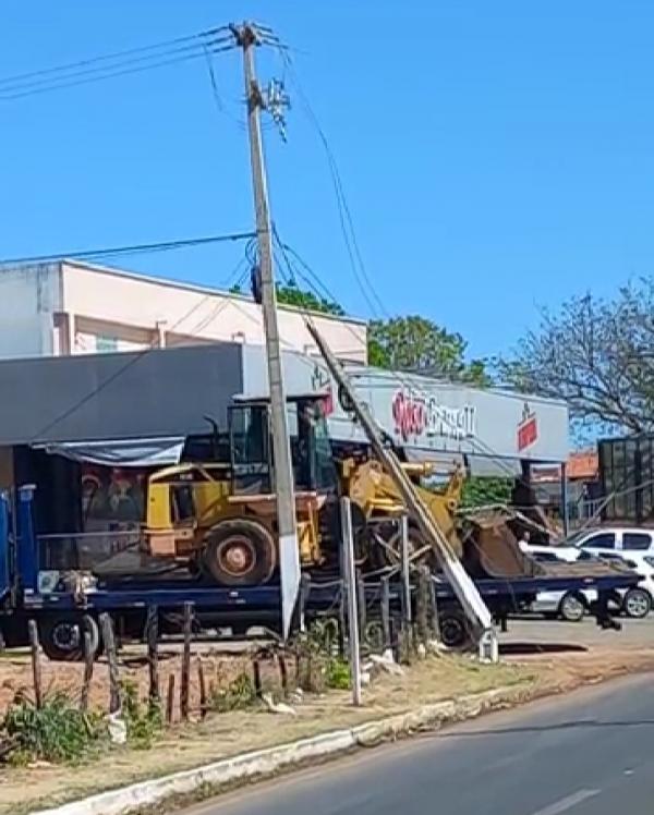 Caminhão atinge fiação e derruba 2 postes de energia elétrica em avenida de Floriano