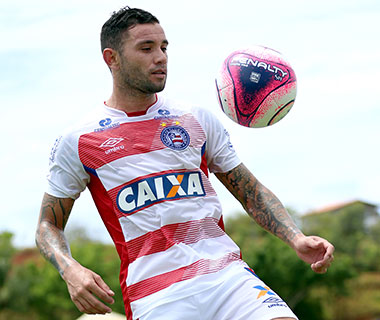 Bahia confirma acerto com lateral chileno Mena