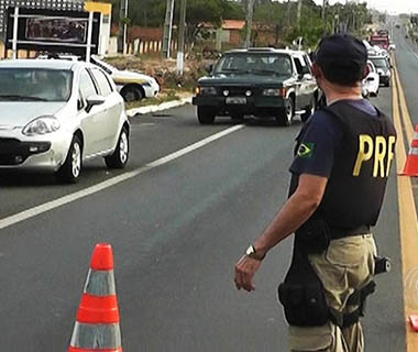 Motoqueiro tenta subornar PRF e vai preso em Parnaíba