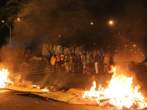 Protesto bloqueia tráfego na BR-316 após mais de 15 horas sem energia