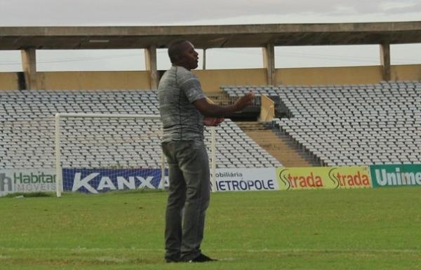 Vanin narra que elenco passava mal e desabafa: "Futebol não é brinquedo"