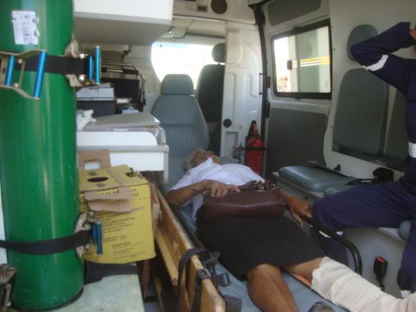 Flagra: Senhora sendo atendida pelo Samu, ela foi acidentada no centro de Floriano(Imagem:reda&ccedil;ao)