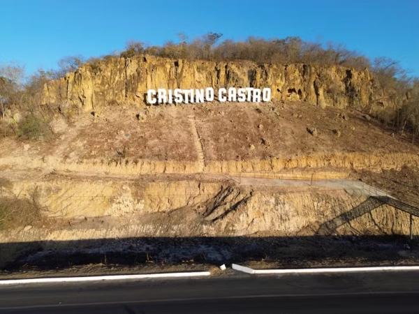 Cidade do Piauí instala letreiro de R$ 180 mil inspirado em Hollywood: "valorizar nossa identidade"