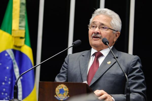 Senador Elmano Férrer emprega mais de 77 assessores