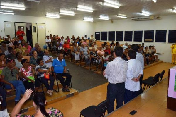 Prefeito Gilberto J&uacute;nior discute log&iacute;stica do Programa Olhar Bem.(Imagem:Waldemir Miranda)