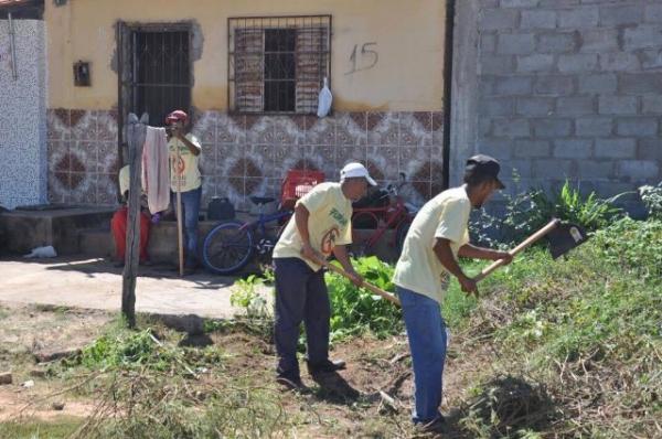  Primeira semana do mutir&atilde;o de limpeza retira 132 carradas de lixo das ruas de Floriano.(Imagem:SECOM)