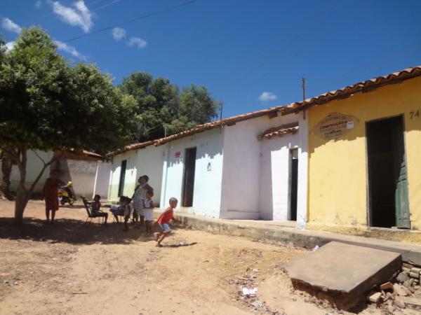 Projeto M&atilde;os que Ajudam doa alimentos armazenados em garrafas pet.(Imagem:FlorianoNews)