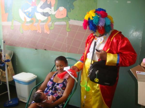 Palha&ccedil;o Carrapeta entregando presentes as crian&ccedil;as enternadas no hospital(Imagem:reda&ccedil;&atilde;o)