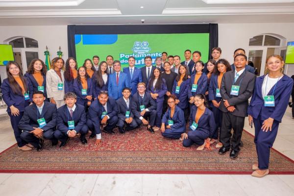 Rafael Fonteles recebe estudantes eleitos no Parlamento do Futuro